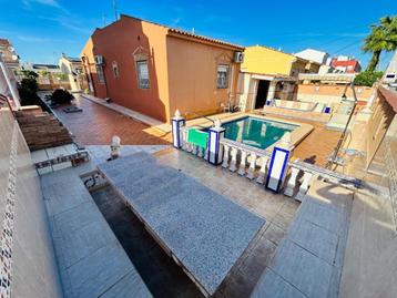 Vrijstaande villa te koop met zwembad en garage /Torrevieja