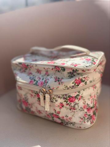 Sac de toilette avec motif floral beschikbaar voor biedingen
