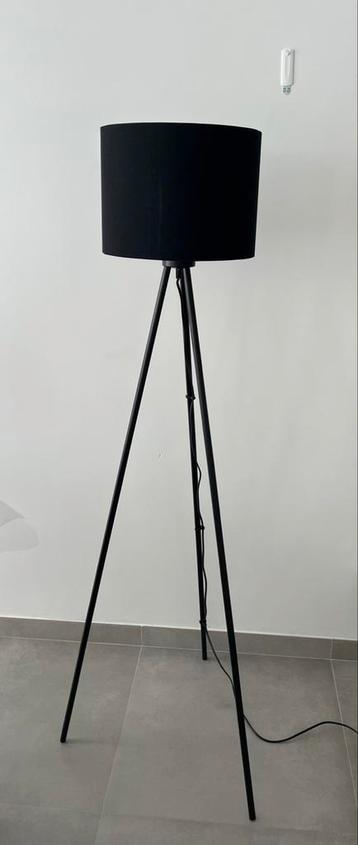 Lampadaire sur trépied noir beschikbaar voor biedingen