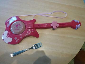 Barbie-gitaar met elektronisch geluid beschikbaar voor biedingen
