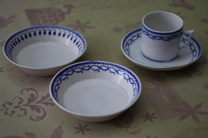 19e eeuwse kop en schotel van Doornik aardewerk, Antiek en Kunst, Antiek | Servies los, Ophalen of Verzenden