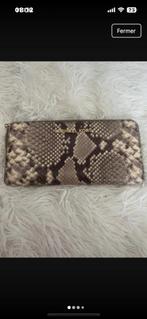 Portefeuille Michael Kors Cuir Motif peau serpent en relief., Bijoux, Sacs & Beauté, Enlèvement ou Envoi