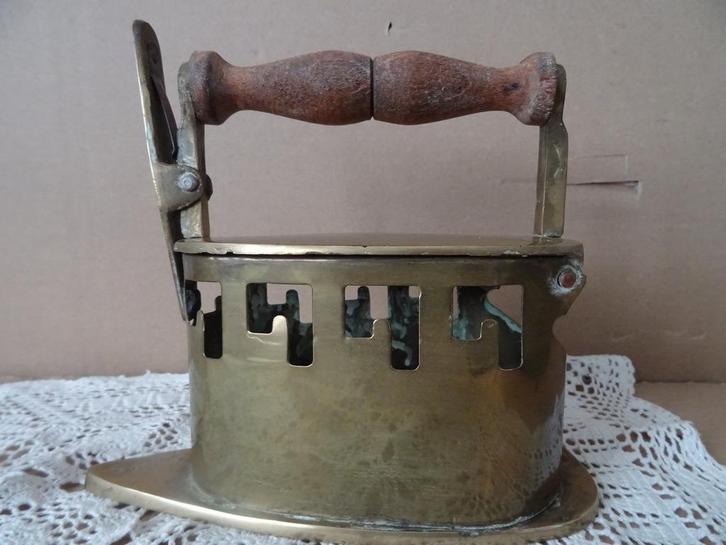 Antiek strijkijzer voor kolen antiek kolenstrijkijzer 1850, Antiek en Kunst, Antiek | Brons en Koper, Koper, Ophalen of Verzenden