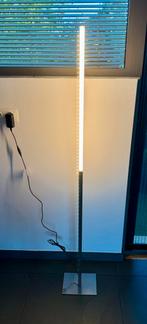 LED Vloerlamp in nieuwstaat, Huis en Inrichting, Lampen | Vloerlampen, Ophalen, Zo goed als nieuw, Metaal