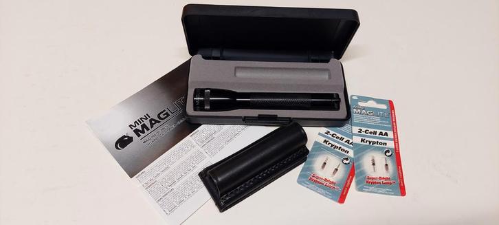 Mini Maglite AA Classic + accessoires., Caravanes & Camping, Lampes de poche, Enlèvement ou Envoi