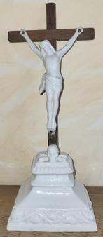 Wit porseleinen kruisbeeld op sokkel, eind 19e eeuw, Verzamelen, Religie, Ophalen of Verzenden, Zo goed als nieuw, Overige typen