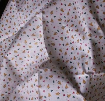 kerststof met engeltjes, groen dennenboompjes, rode strikjes beschikbaar voor biedingen