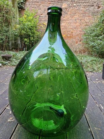 Glazen fles groen Dame Jeanne beschikbaar voor biedingen