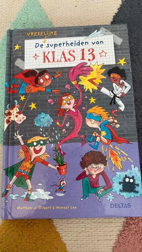 Matthew J. Gilbert - Klas 13 de superhelden, Boeken, Kinderboeken | Jeugd | 10 tot 12 jaar, Zo goed als nieuw, Ophalen