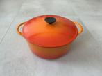 Le Creuset - Cousances kookpot met deksel dia 26cm - oranje, Kookpan of Snelkookpan, Gebruikt, Gietijzer, Ophalen of Verzenden