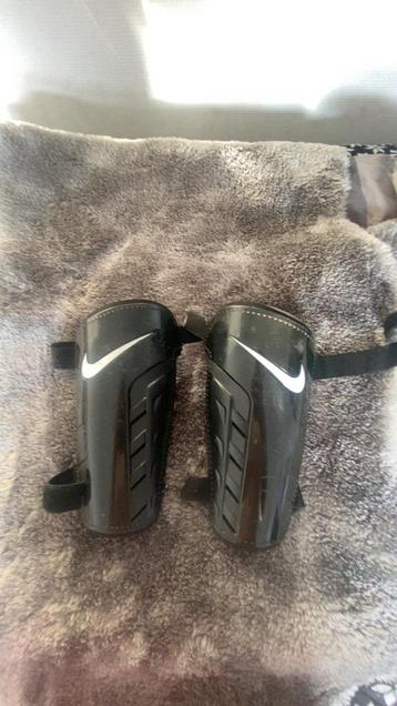 Nike scheenbeschermers beschikbaar voor biedingen