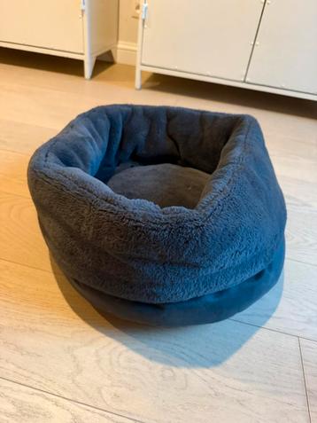 Grijze ronde hondenmand beschikbaar voor biedingen