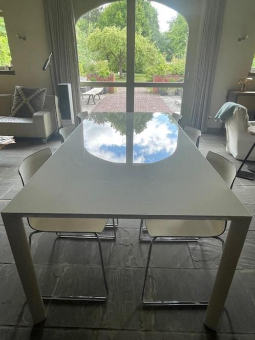Design witte tafel van Italiaanse topmerk PORRO prima staat, Huis en Inrichting, Tafels | Eettafels, Zo goed als nieuw, 100 tot 150 cm