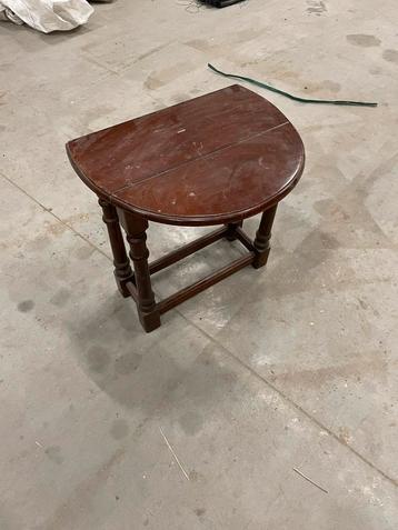 Side table beschikbaar voor biedingen