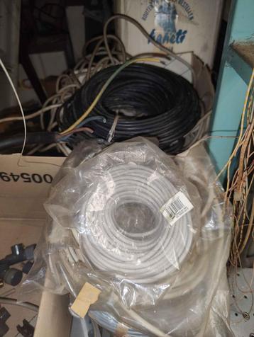 Elektriciteits kabels  beschikbaar voor biedingen