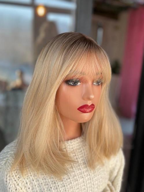 Zeer mooie blonde pruik met een vleugje haar en pony., Handtassen en Accessoires, Uiterlijk | Haarverzorging, Nieuw, Pruik of Haarverlenging