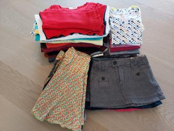 Pakket van 45 stuks meisjeskledij. Leeftijd 6/7 jaar  beschikbaar voor biedingen