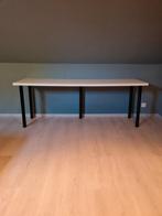 Witte bureautafel met zwarte poten van ikea, Huis en Inrichting, Bureaus, Ophalen