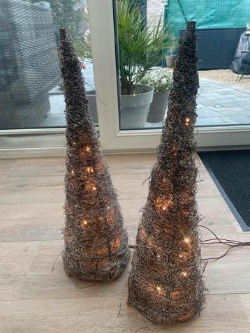 Kerstkegels met verlichting beschikbaar voor biedingen