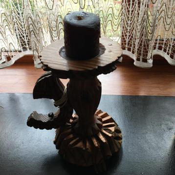 nieuwe houten gebeeldhouwde kandelaar + kaars - perf.staat beschikbaar voor biedingen