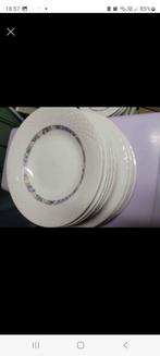 Vaisselle Assiettes blanches petites fleurs..Prix 10€, Maison & Meubles, Comme neuf, Autres styles, Enlèvement ou Envoi, Assiettes(s)