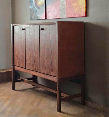 Vintage dressoir in wengé fineer, brutalist design beschikbaar voor biedingen