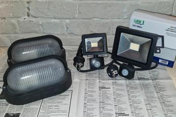 Set LED buitenlampen met sensor + wandarmaturen beschikbaar voor biedingen