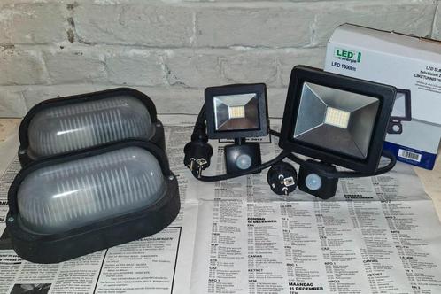 Set LED buitenlampen met sensor + wandarmaturen, Tuin en Terras, Buitenverlichting, Gebruikt, Wandlamp, Overige materialen, Minder dan 50 watt