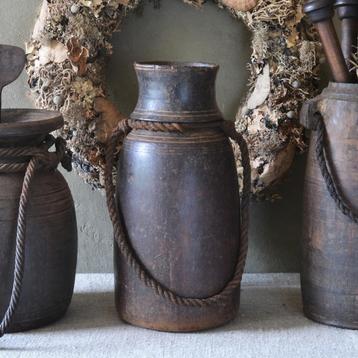 Oude houten Himachal pot Nepalese kruik beschikbaar voor biedingen