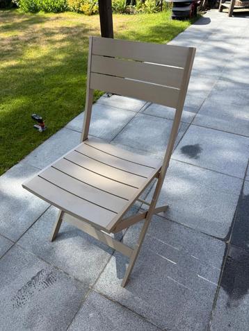 Tuinstoelen met gratis kussens beschikbaar voor biedingen