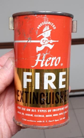 Oude kleine HERO autobrandblusser. Made In USA.