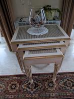 Bijzettafeltjes., Enlèvement