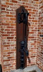 Rustieke pomp op eiken plank met bak., Tuin en Terras, Tuinwanddecoratie, Ophalen