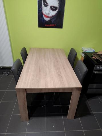 Tafel met 4 stoelen beschikbaar voor biedingen