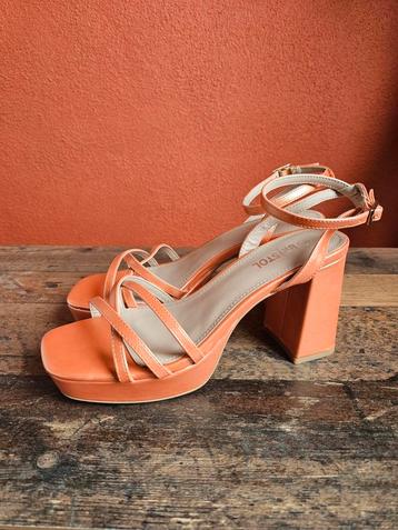 Sandales orange flashy neuves jamais portées beschikbaar voor biedingen