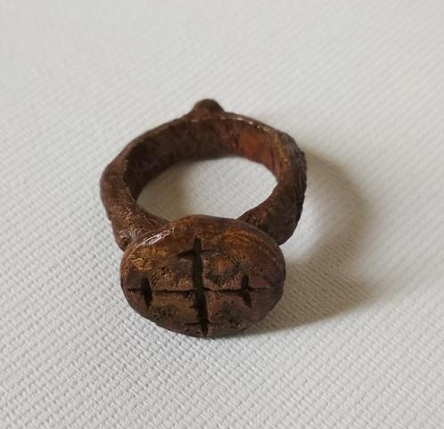 Antiek zegel in de vorm van een bronzen ring De ring is van, Handtassen en Accessoires, Antieke sieraden, Ring, Overige materialen