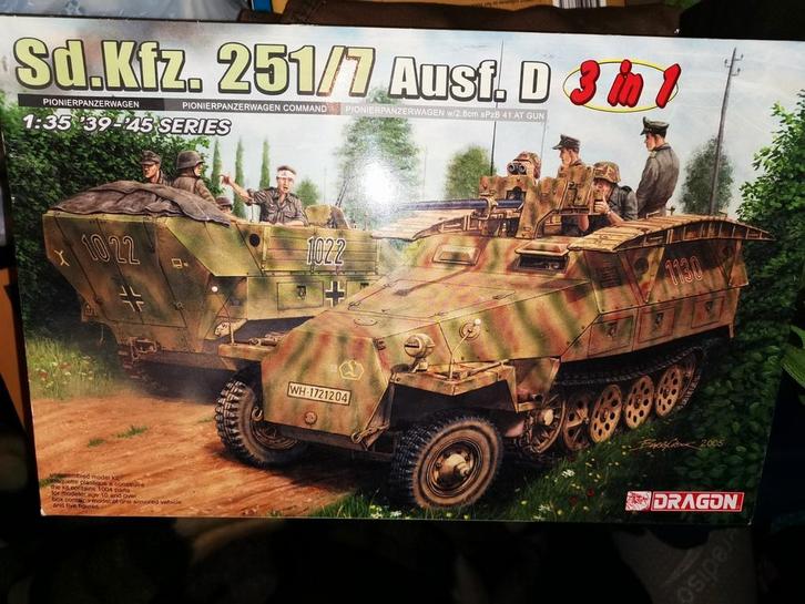 dragon 1/35 SD.KFZ.251/7 AUSF.D 3 IN 1  2005 uitgave, Hobby en Vrije tijd, Modelbouw | Auto's en Voertuigen, Nieuw, Tank, 1:32 tot 1:50