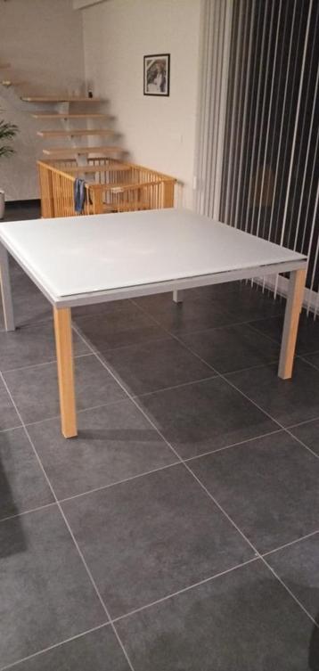 Eettafel disponible aux enchères