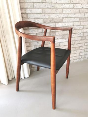 8 eetkamerstoelen massieve walnoot met zitting leder zwart beschikbaar voor biedingen