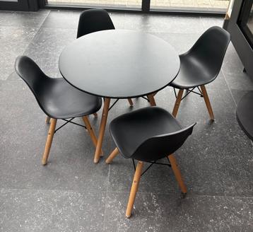 Tafel + 4 stoelen beschikbaar voor biedingen