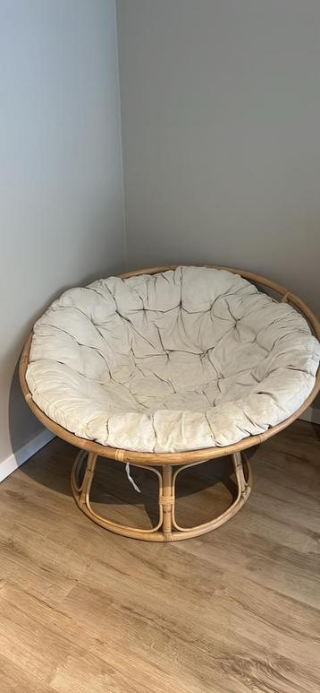 Ronde fauteuil beschikbaar voor biedingen