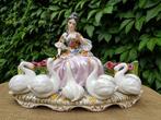 -Zittende dame met vijf zwanen., Ophalen