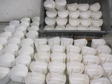 70, voerbakjes (nieuw)+ 70 nestmandjes beschikbaar voor biedingen