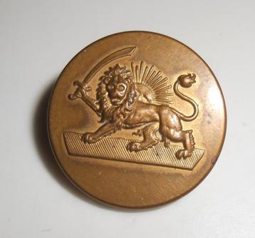 Oude vintage militaire knop Perzische leeuw van uniform Iran beschikbaar voor biedingen