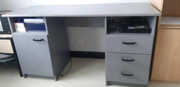 Bureau GRATIS op te halen beschikbaar voor biedingen