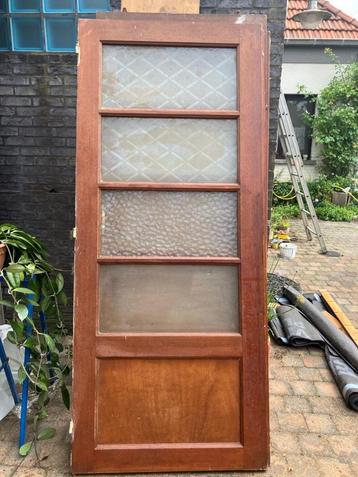Deuren van hout beschikbaar voor biedingen