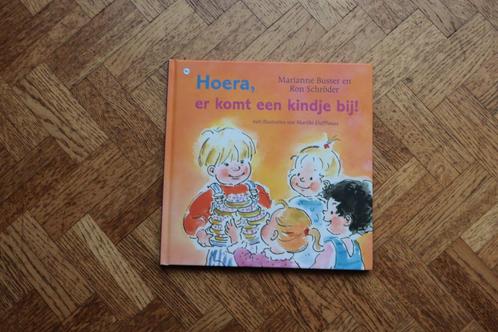 Marianne Busser: Hoera, er komt een kindje bij!, Boeken, Kinderboeken | Kleuters, Gelezen, Ophalen of Verzenden