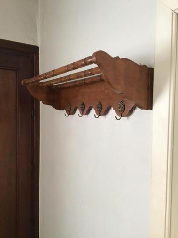 Mooie houten kapstok met bronzen haken beschikbaar voor biedingen
