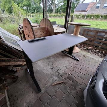 Bureau - Werktafel beschikbaar voor biedingen