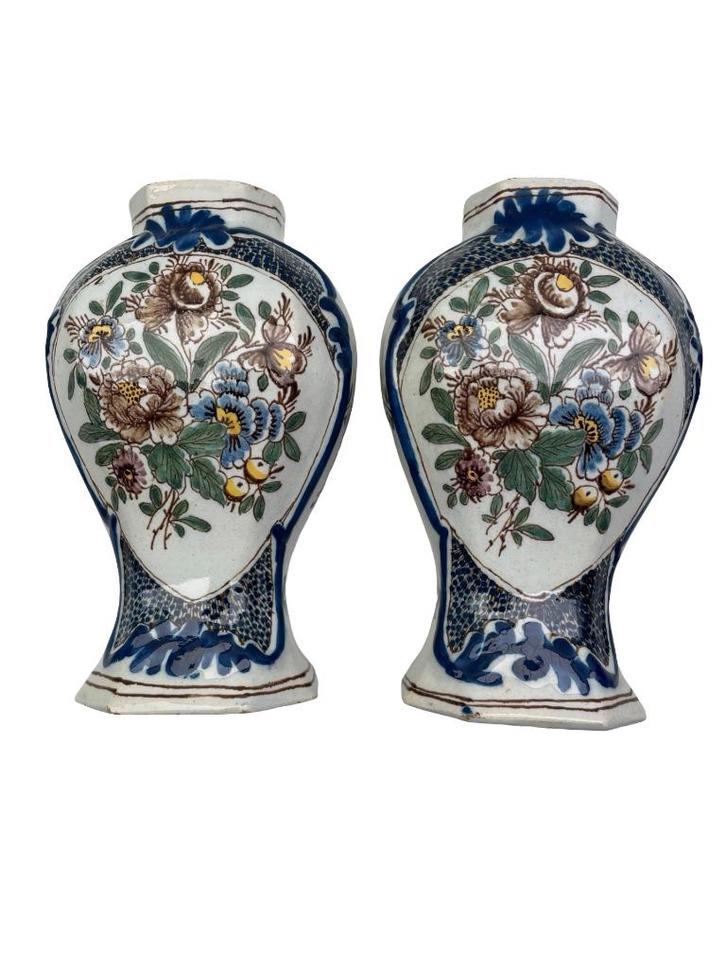 Paar polychrome aardewerken vazen in Delftse 19e stijl, Antiek en Kunst, Antiek | Keramiek en Aardewerk, Ophalen of Verzenden